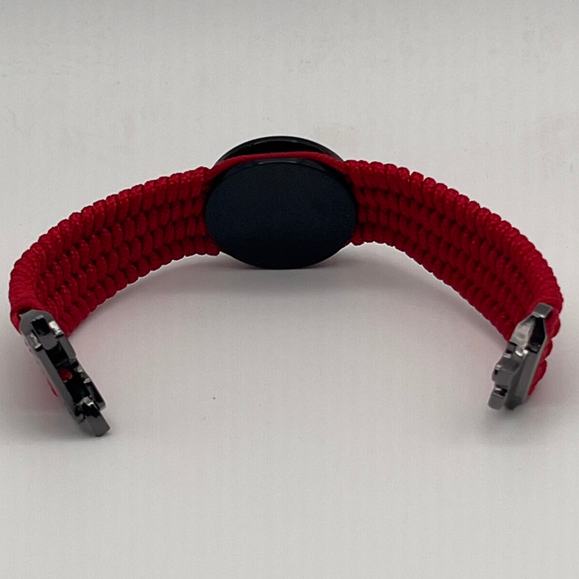 Thin, medium width, flexible and comfortable braided United States Marine Corps bracelet featuring a 24K gold USMC Eagle Globe and Anchor medallion, a black Cobra style tactical buckle and woven with red Type-1 paracord.